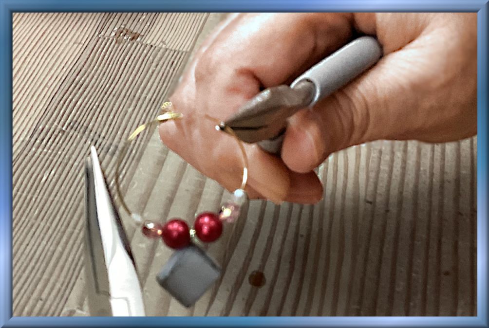 アクセサリーの組み立てをします